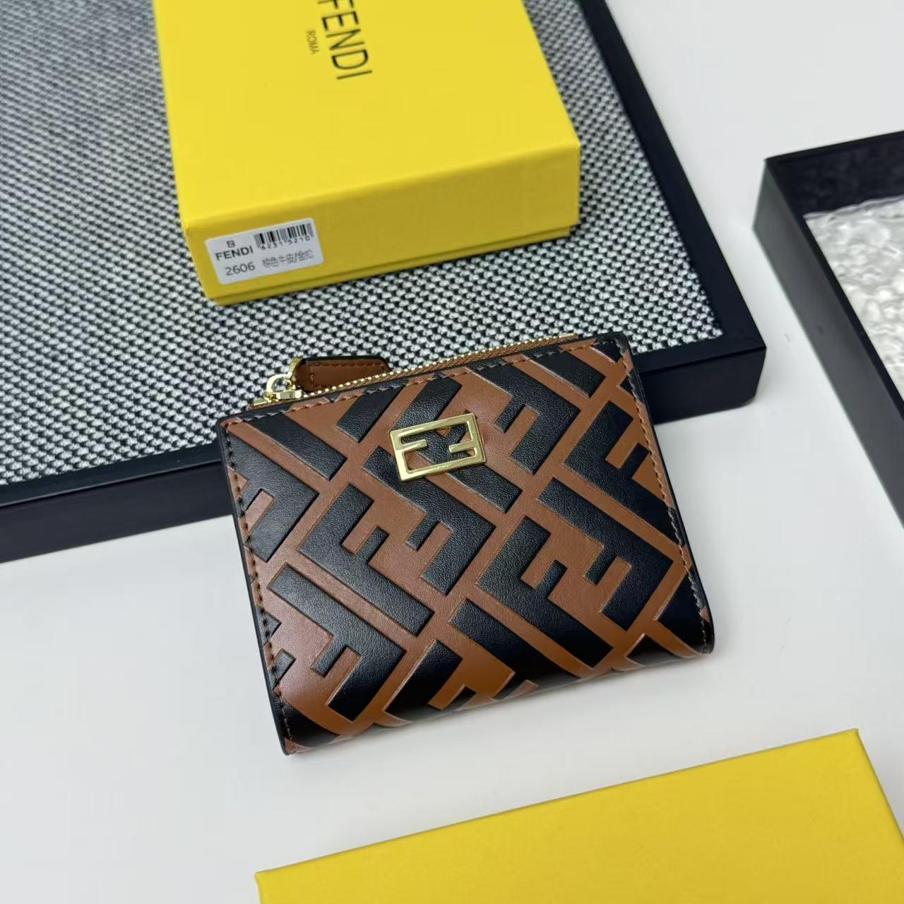 FENDI 芬迪 Baguette 法棍包 金标Logo 老花FF压纹 纳帕皮革 双折钱包钱夹 中号 女