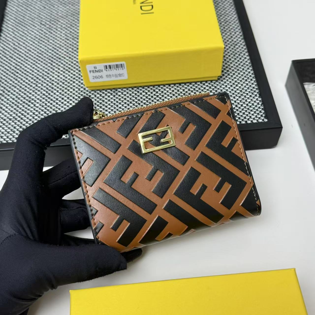 FENDI 芬迪 Baguette 法棍包 金标Logo 老花FF压纹 纳帕皮革 双折钱包钱夹 中号 女