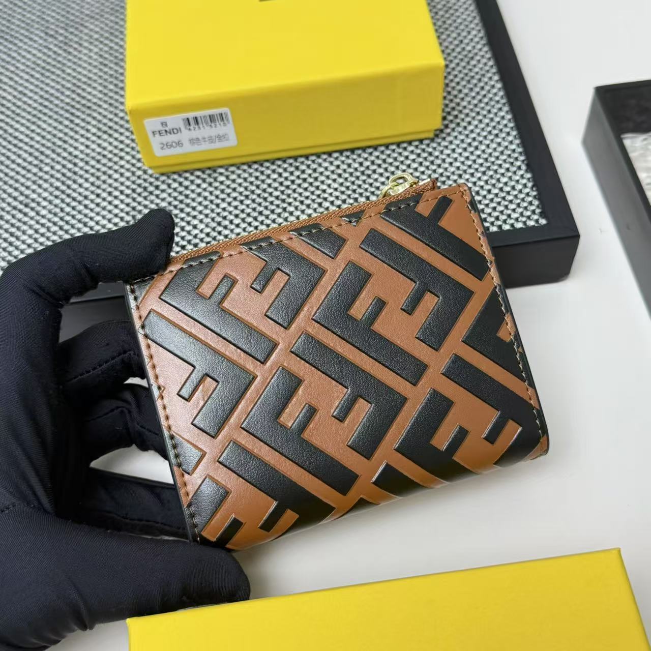 FENDI 芬迪 Baguette 法棍包 金标Logo 老花FF压纹 纳帕皮革 双折钱包钱夹 中号 女
