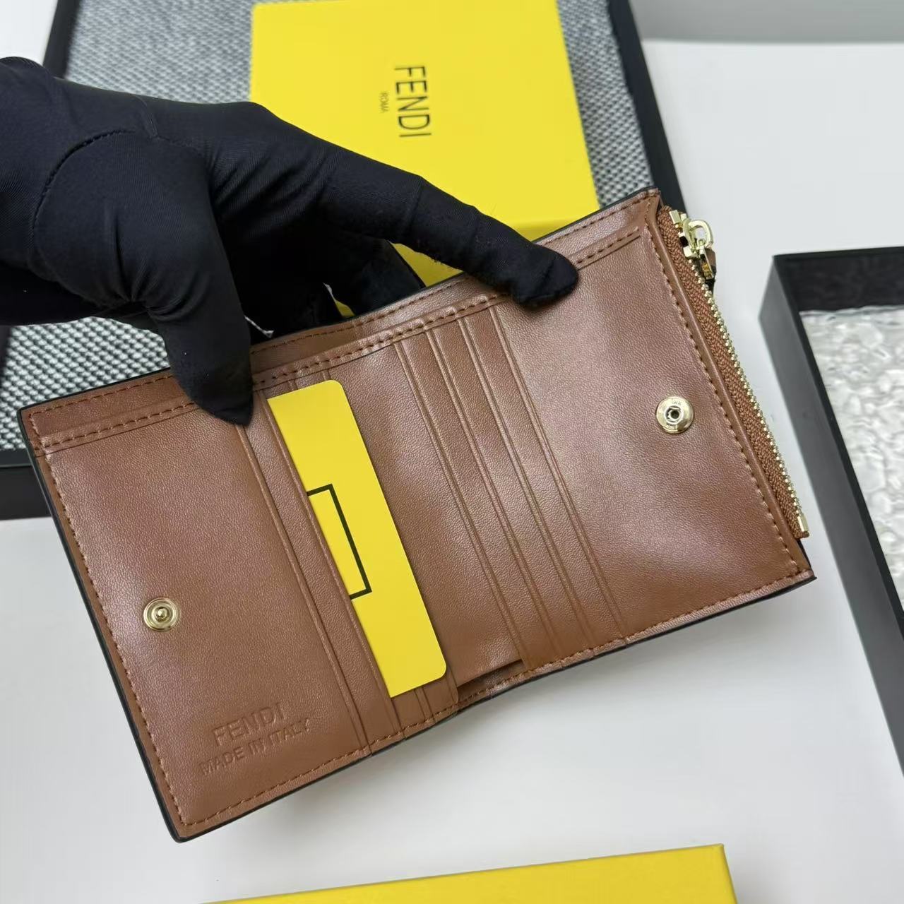 FENDI 芬迪 Baguette 法棍包 金标Logo 老花FF压纹 纳帕皮革 双折钱包钱夹 中号 女