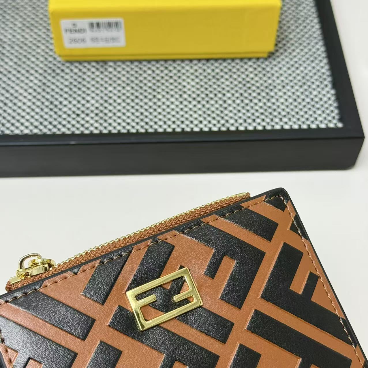 FENDI 芬迪 Baguette 法棍包 金标Logo 老花FF压纹 纳帕皮革 双折钱包钱夹 中号 女