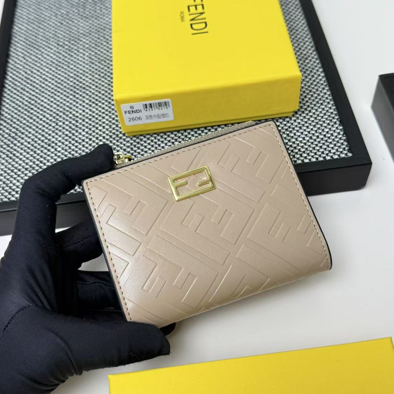 FENDI 芬迪 Baguette 法棍包 金标Logo 老花FF压纹 纳帕皮革 双折钱包钱夹 中号 女
