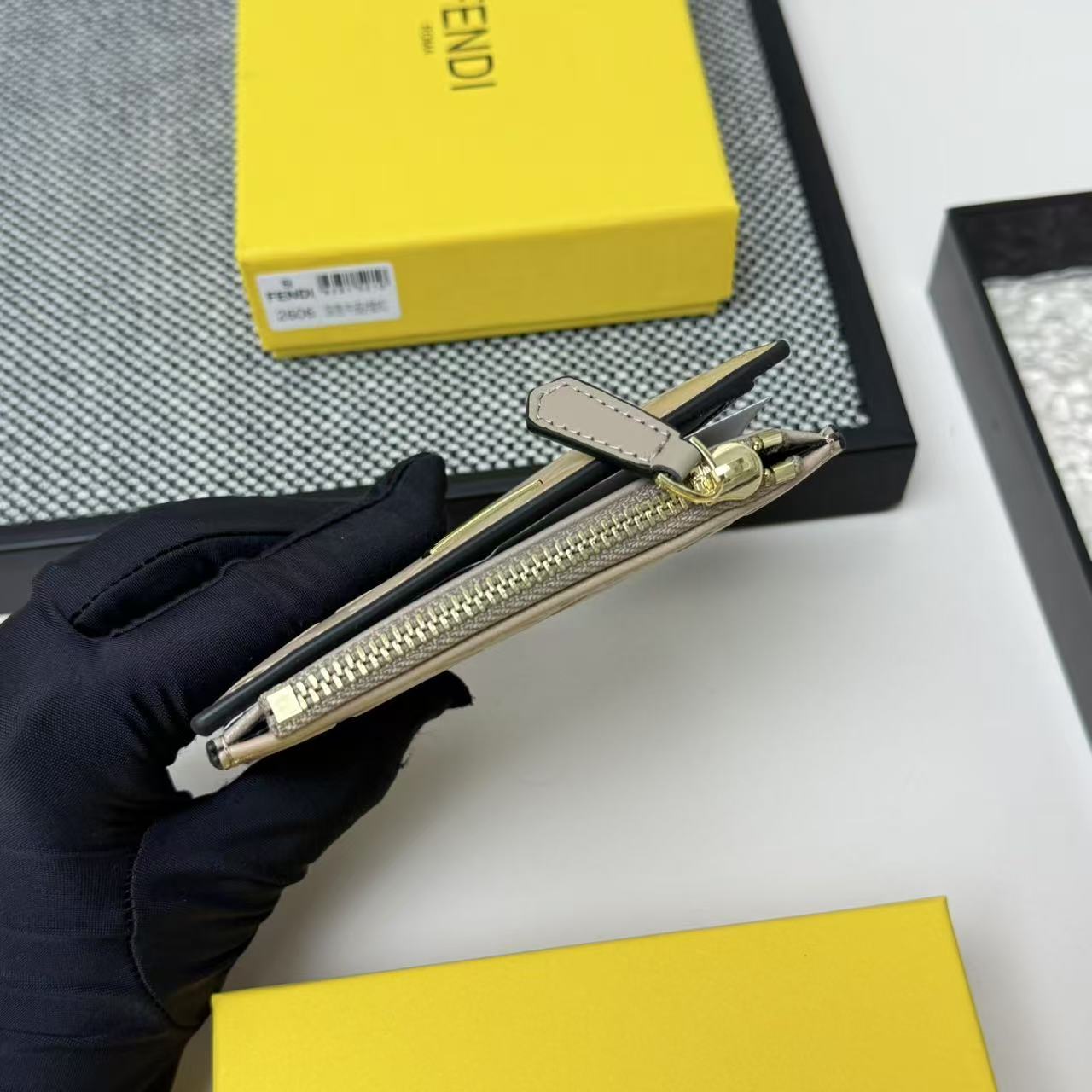 FENDI 芬迪 Baguette 法棍包 金标Logo 老花FF压纹 纳帕皮革 双折钱包钱夹 中号 女