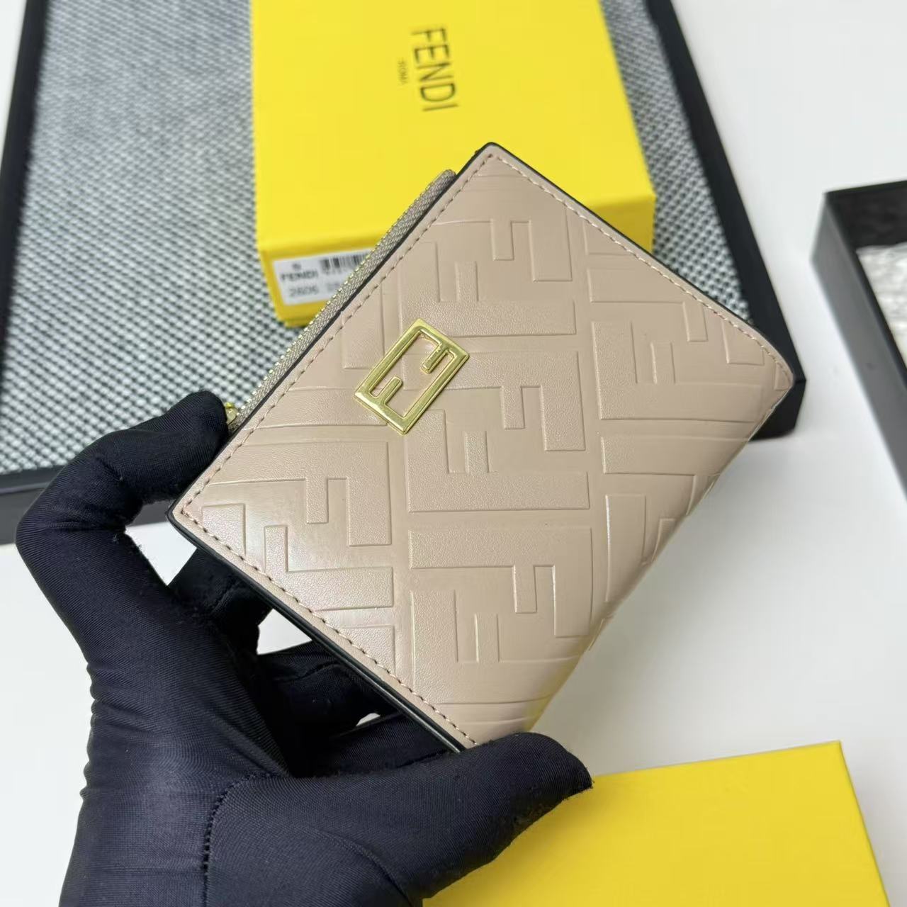FENDI 芬迪 Baguette 法棍包 金标Logo 老花FF压纹 纳帕皮革 双折钱包钱夹 中号 女