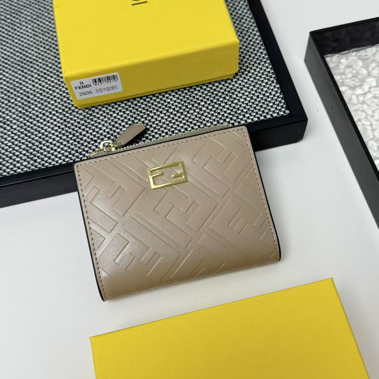 FENDI 芬迪 Baguette 法棍包 金标Logo 老花FF压纹 纳帕皮革 双折钱包钱夹 中号 女