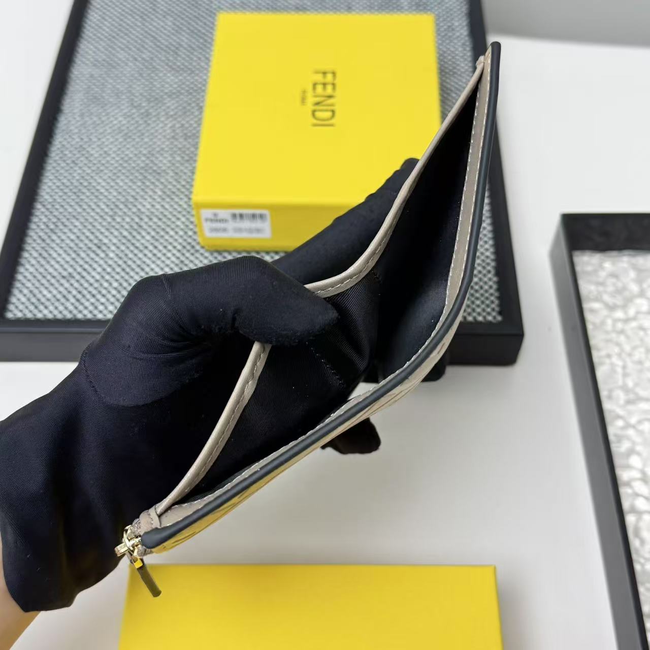 FENDI 芬迪 Baguette 法棍包 金标Logo 老花FF压纹 纳帕皮革 双折钱包钱夹 中号 女