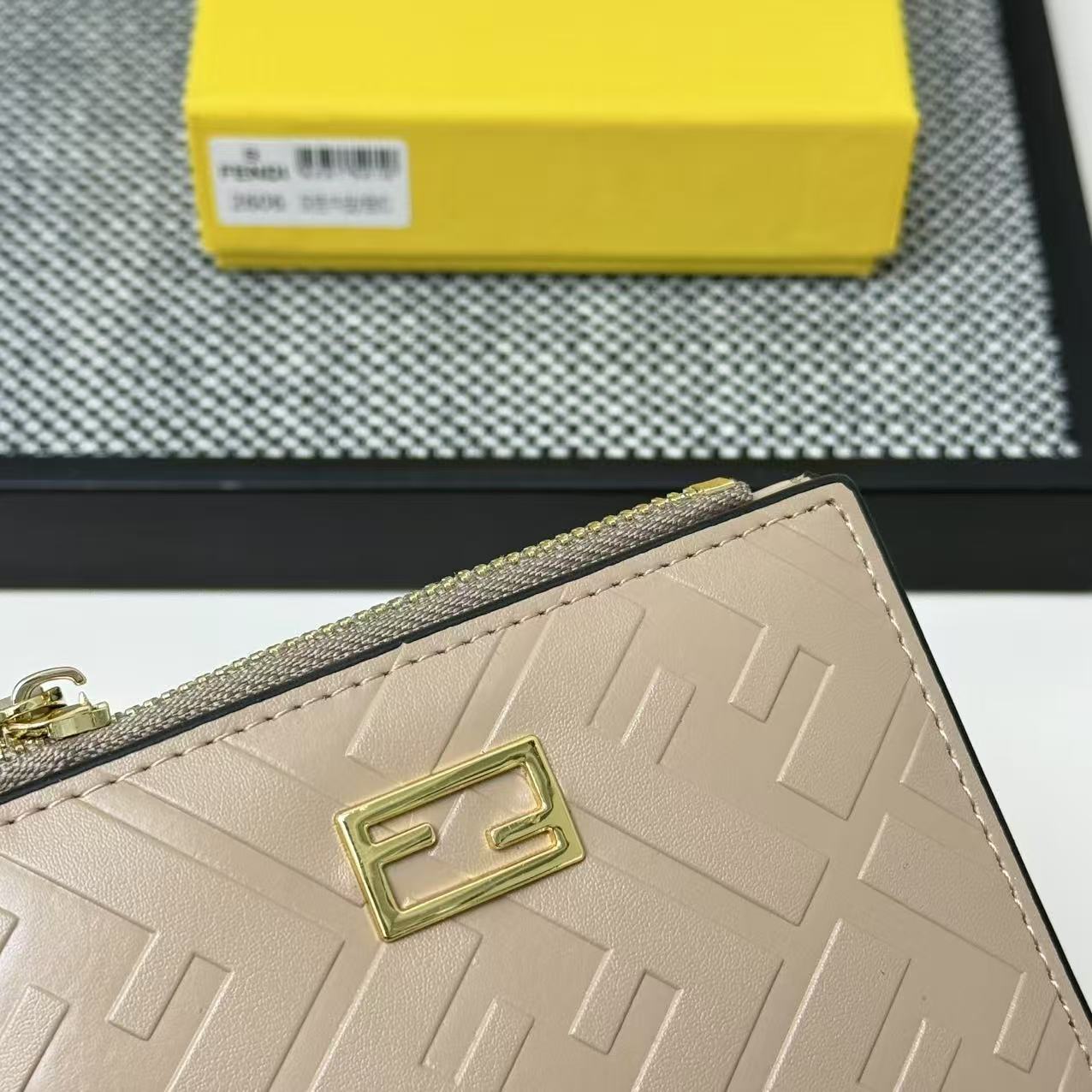 FENDI 芬迪 Baguette 法棍包 金标Logo 老花FF压纹 纳帕皮革 双折钱包钱夹 中号 女