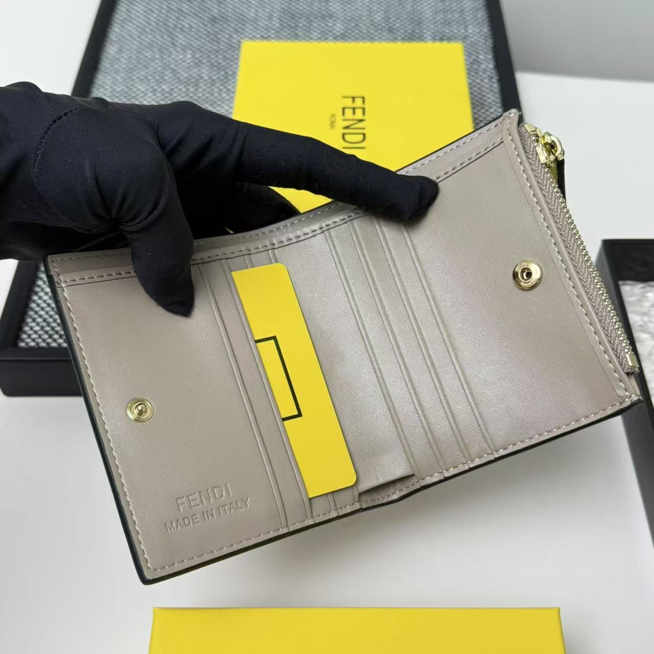 FENDI 芬迪 Baguette 法棍包 金标Logo 老花FF压纹 纳帕皮革 双折钱包钱夹 中号 女