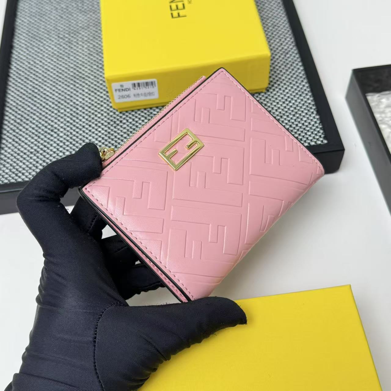 FENDI 芬迪 Baguette 法棍包 金标Logo 老花FF压纹 纳帕皮革 双折钱包钱夹 中号 女