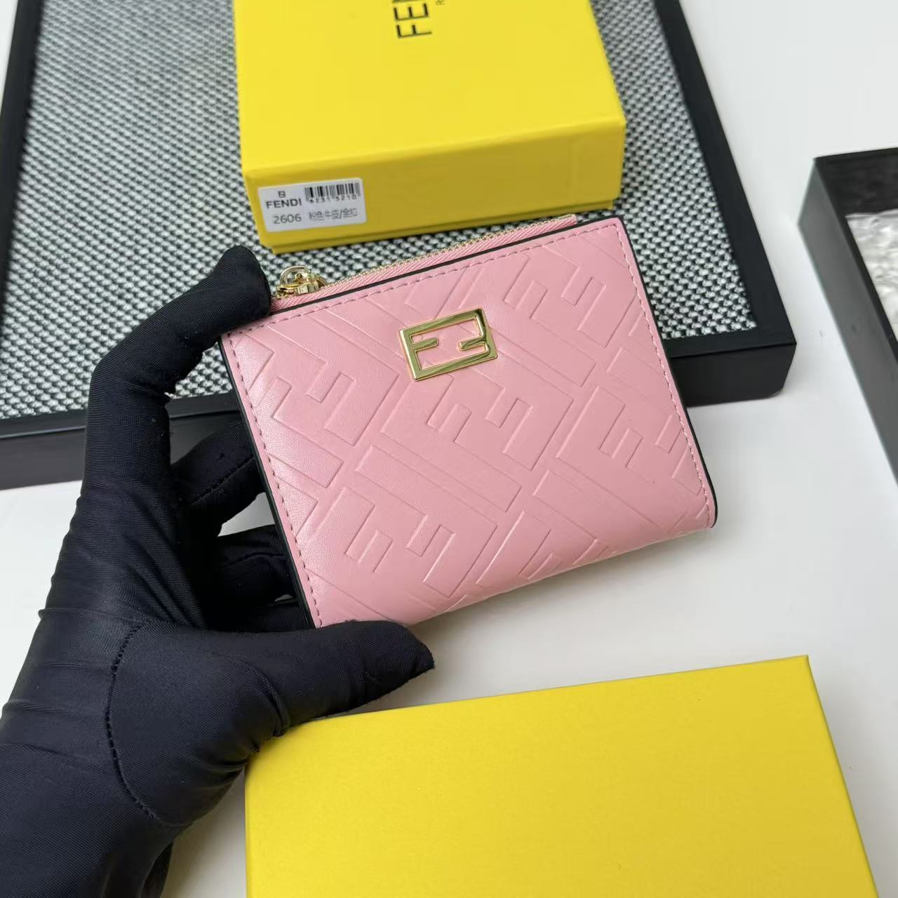 FENDI 芬迪 Baguette 法棍包 金标Logo 老花FF压纹 纳帕皮革 双折钱包钱夹 中号 女