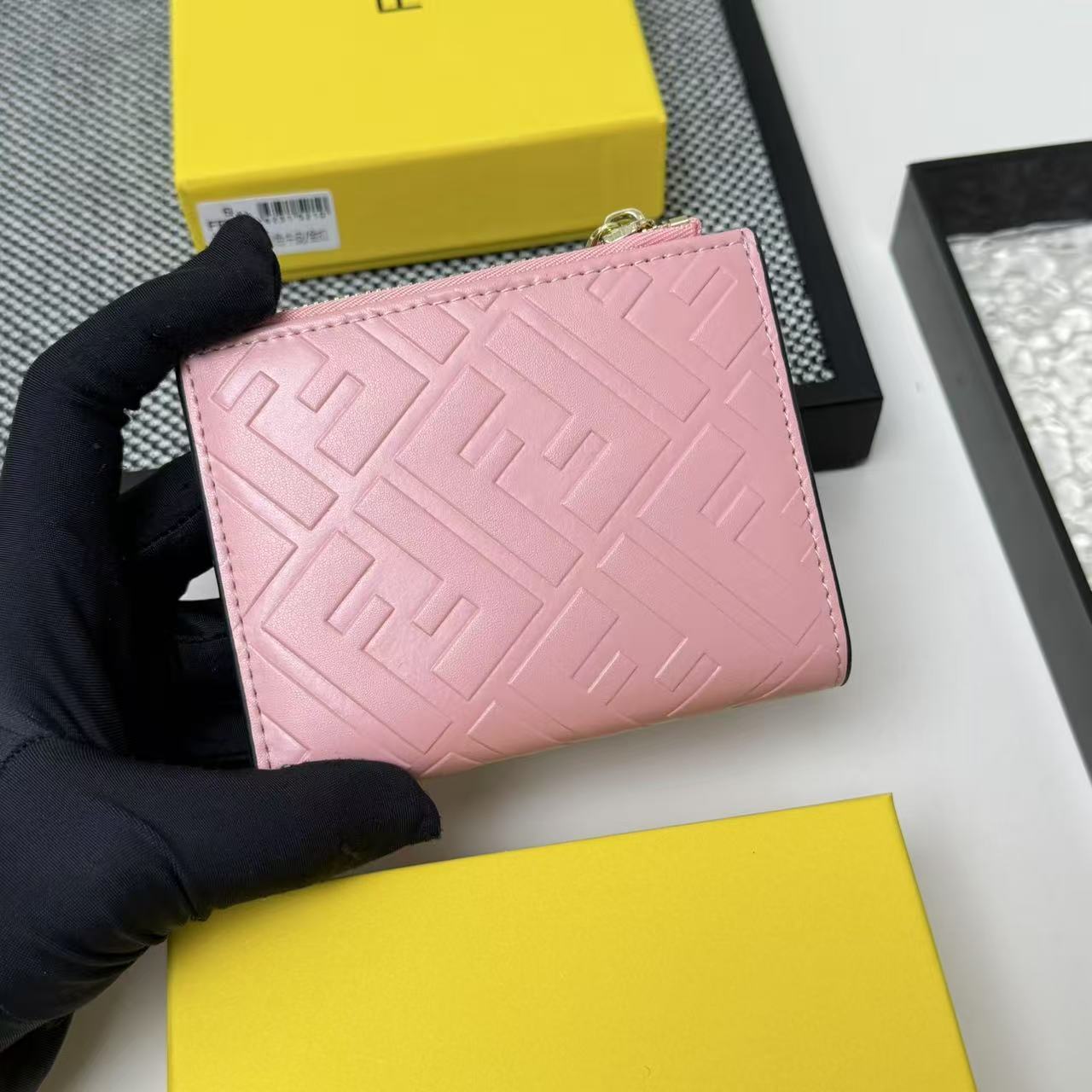 FENDI 芬迪 Baguette 法棍包 金标Logo 老花FF压纹 纳帕皮革 双折钱包钱夹 中号 女