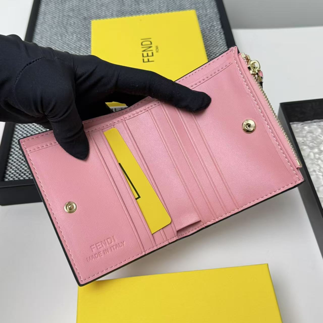 FENDI 芬迪 Baguette 法棍包 金标Logo 老花FF压纹 纳帕皮革 双折钱包钱夹 中号 女