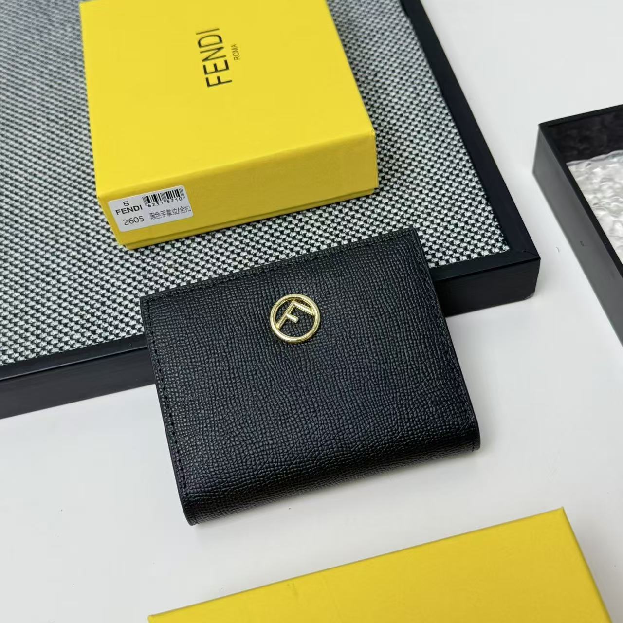 FENDI芬迪 F is Fendi 金标Logo双折翻盖 小牛皮 钱包卡包 女款 黑色,粉色,灰色,棕
