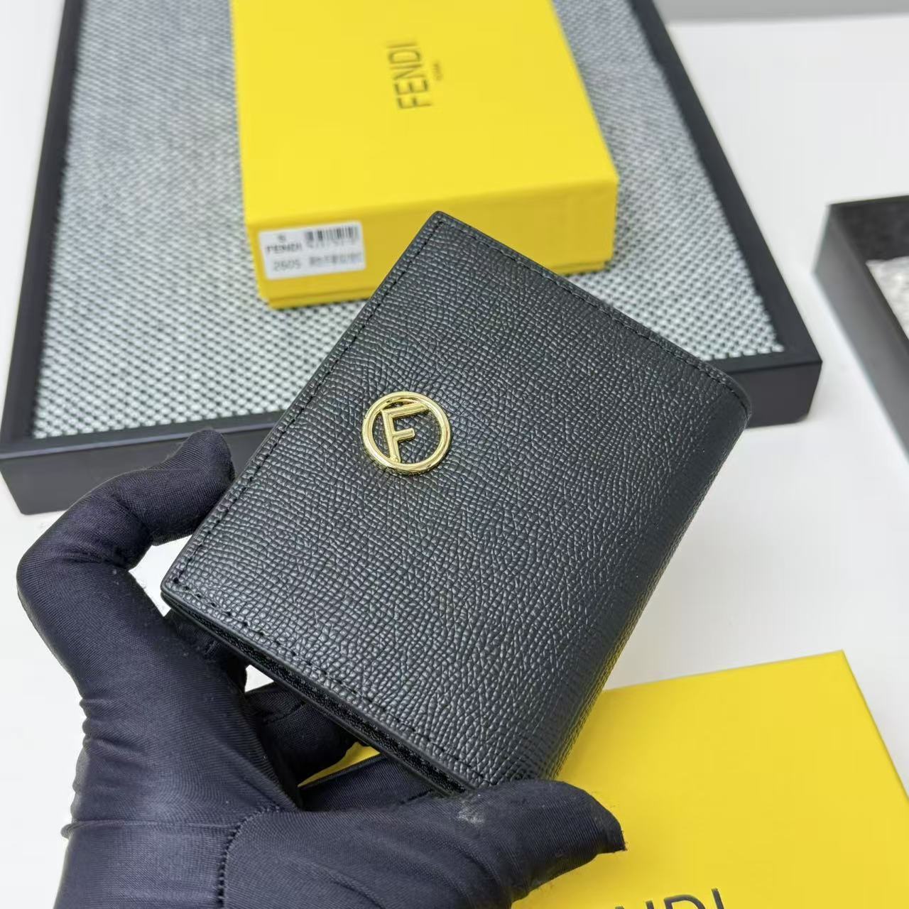 FENDI芬迪 F is Fendi 金标Logo双折翻盖 小牛皮 钱包卡包 女款 黑色,粉色,灰色,棕