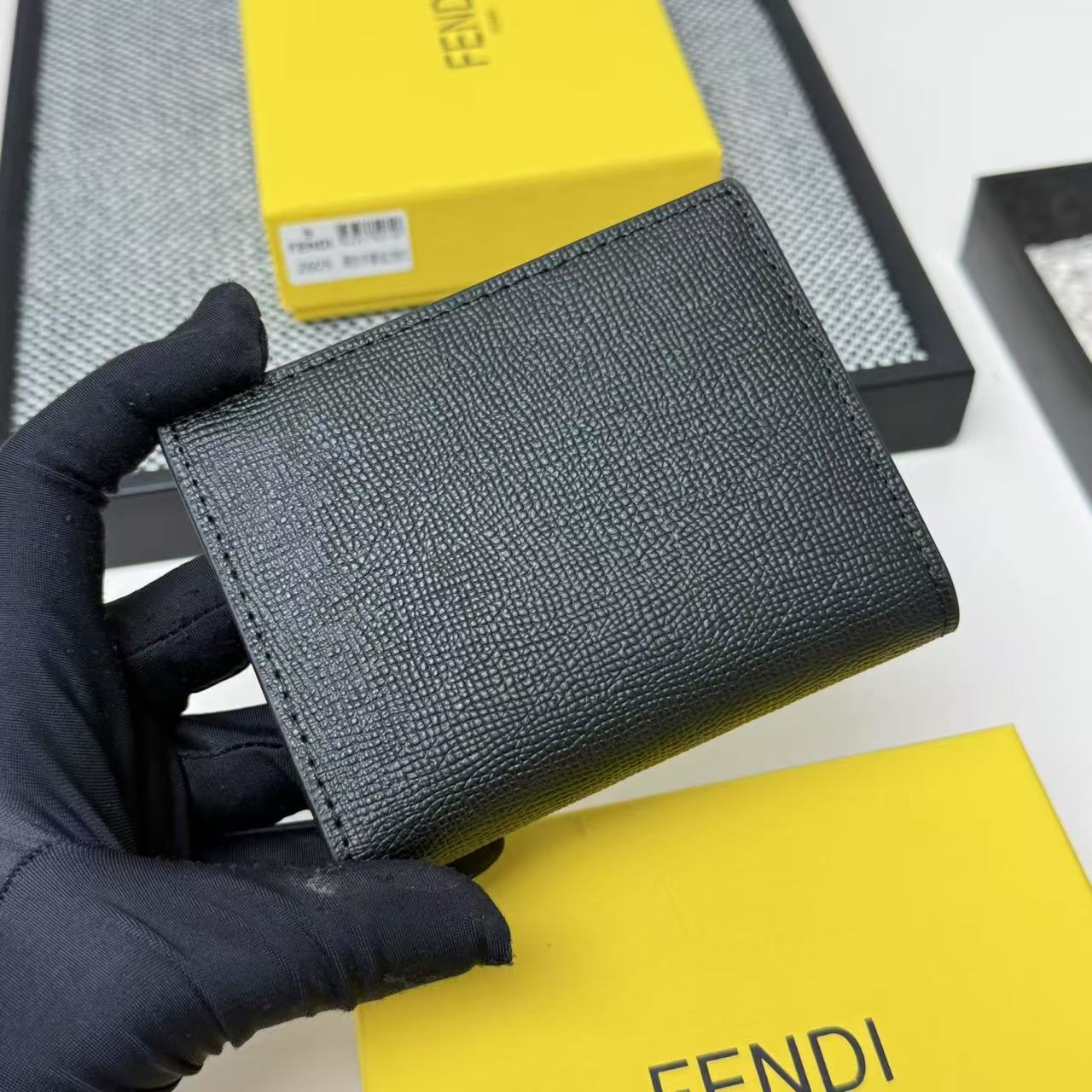 FENDI芬迪 F is Fendi 金标Logo双折翻盖 小牛皮 钱包卡包 女款 黑色,粉色,灰色,棕