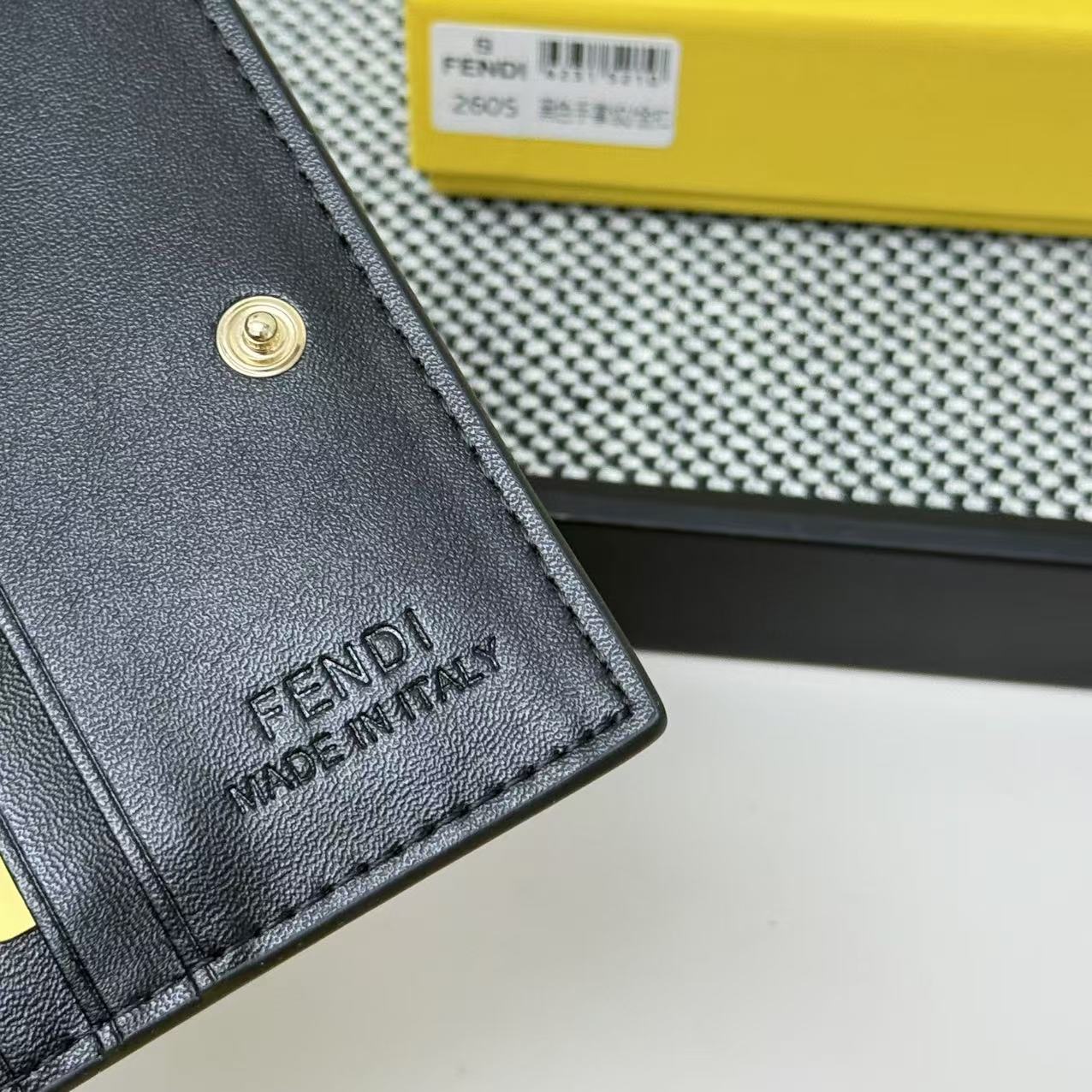 FENDI芬迪 F is Fendi 金标Logo双折翻盖 小牛皮 钱包卡包 女款 黑色,粉色,灰色,棕