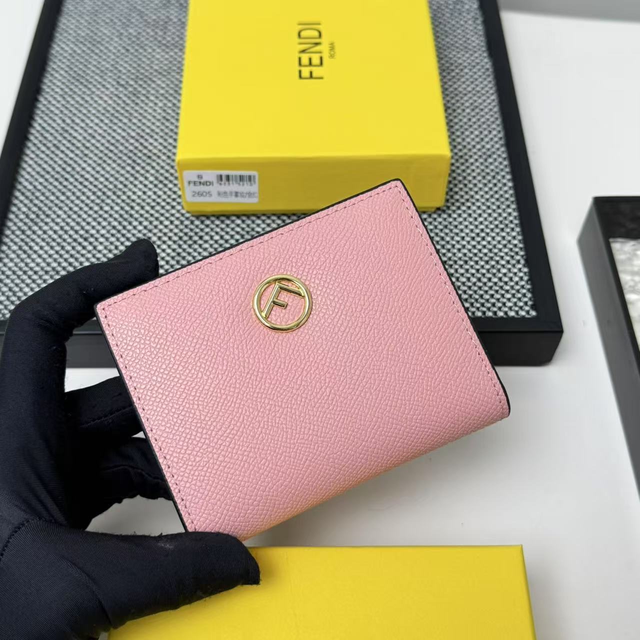 FENDI芬迪 F is Fendi 金标Logo双折翻盖 小牛皮 钱包卡包 女款 黑色,粉色,灰色,棕