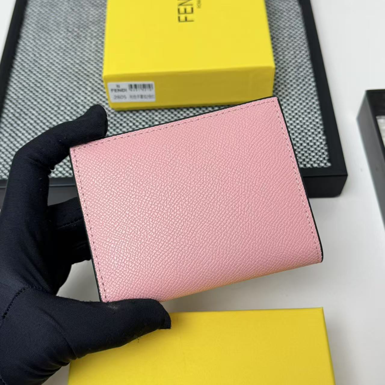 FENDI芬迪 F is Fendi 金标Logo双折翻盖 小牛皮 钱包卡包 女款 黑色,粉色,灰色,棕