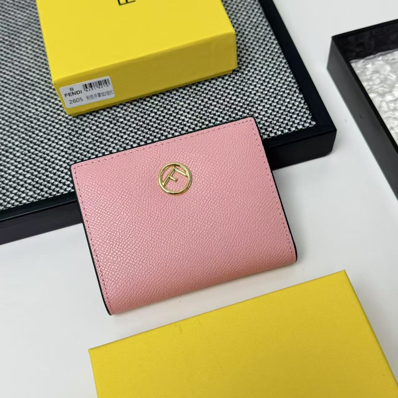 FENDI芬迪 F is Fendi 金标Logo双折翻盖 小牛皮 钱包卡包 女款 黑色,粉色,灰色,棕