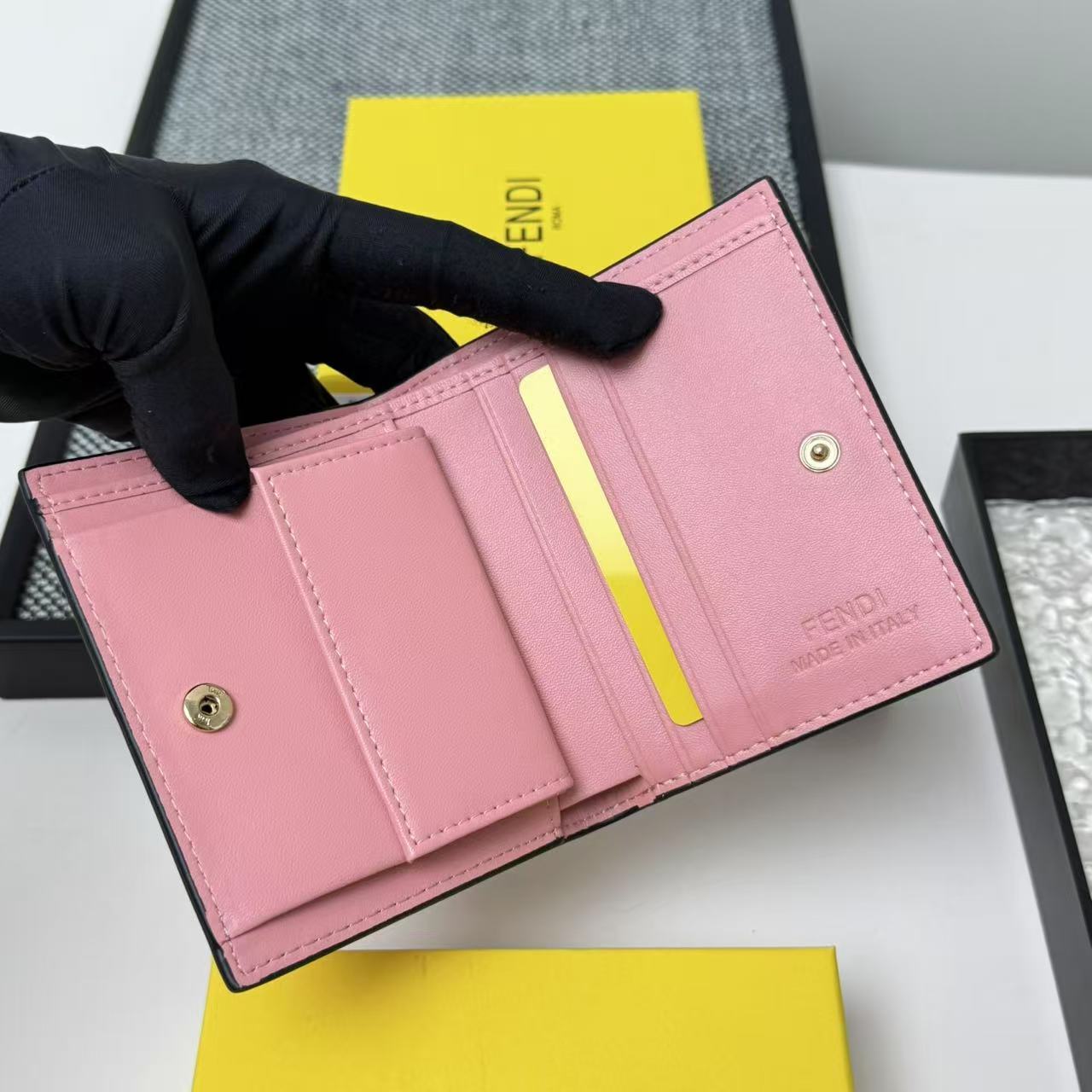 FENDI芬迪 F is Fendi 金标Logo双折翻盖 小牛皮 钱包卡包 女款 黑色,粉色,灰色,棕