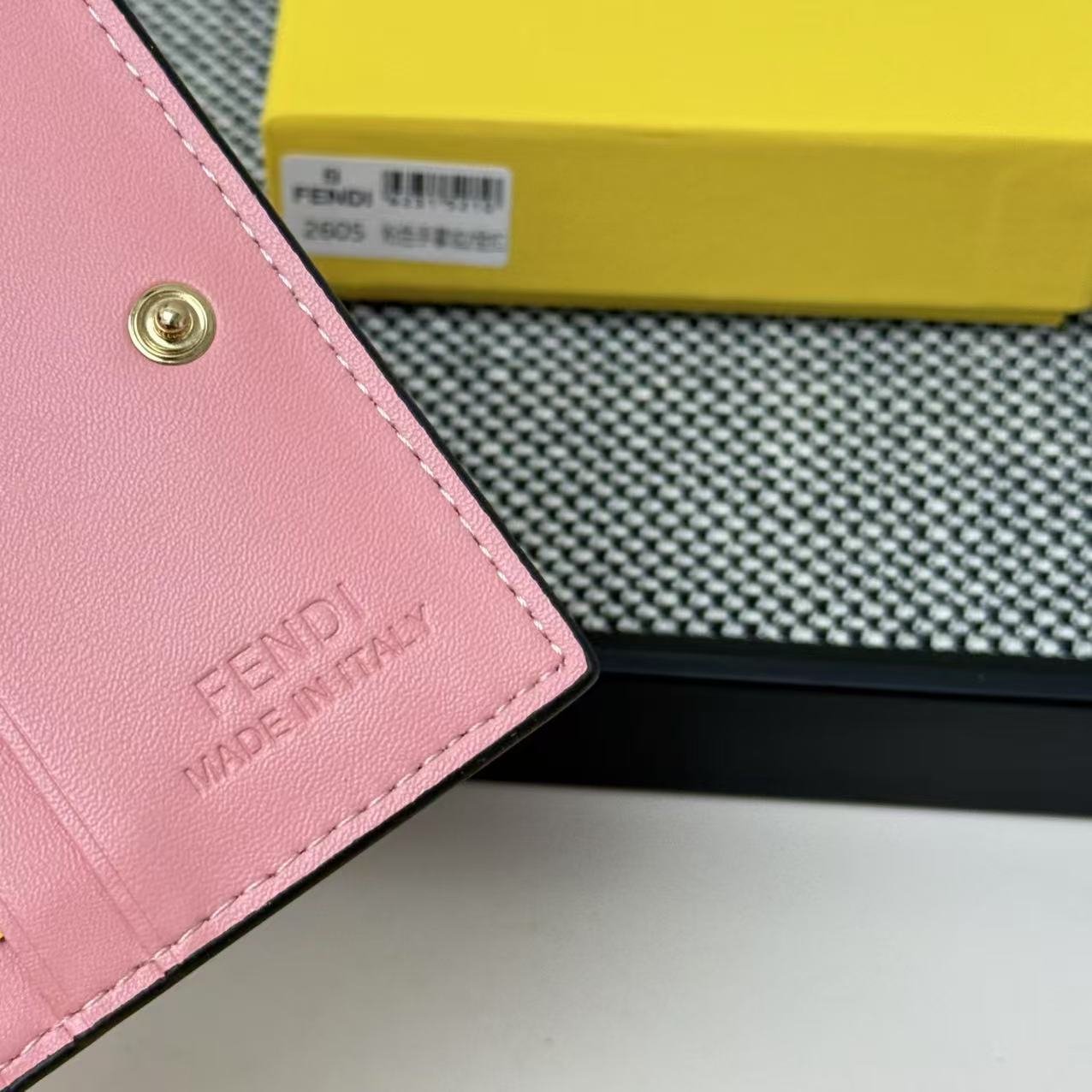 FENDI芬迪 F is Fendi 金标Logo双折翻盖 小牛皮 钱包卡包 女款 黑色,粉色,灰色,棕
