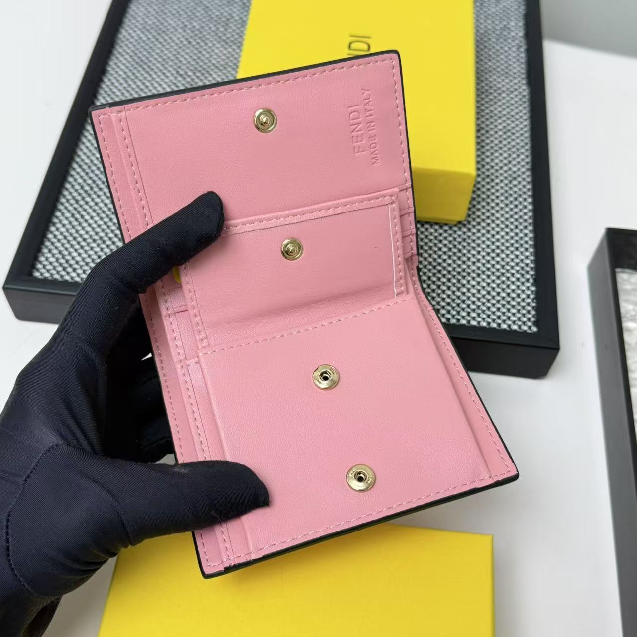 FENDI芬迪 F is Fendi 金标Logo双折翻盖 小牛皮 钱包卡包 女款 黑色,粉色,灰色,棕