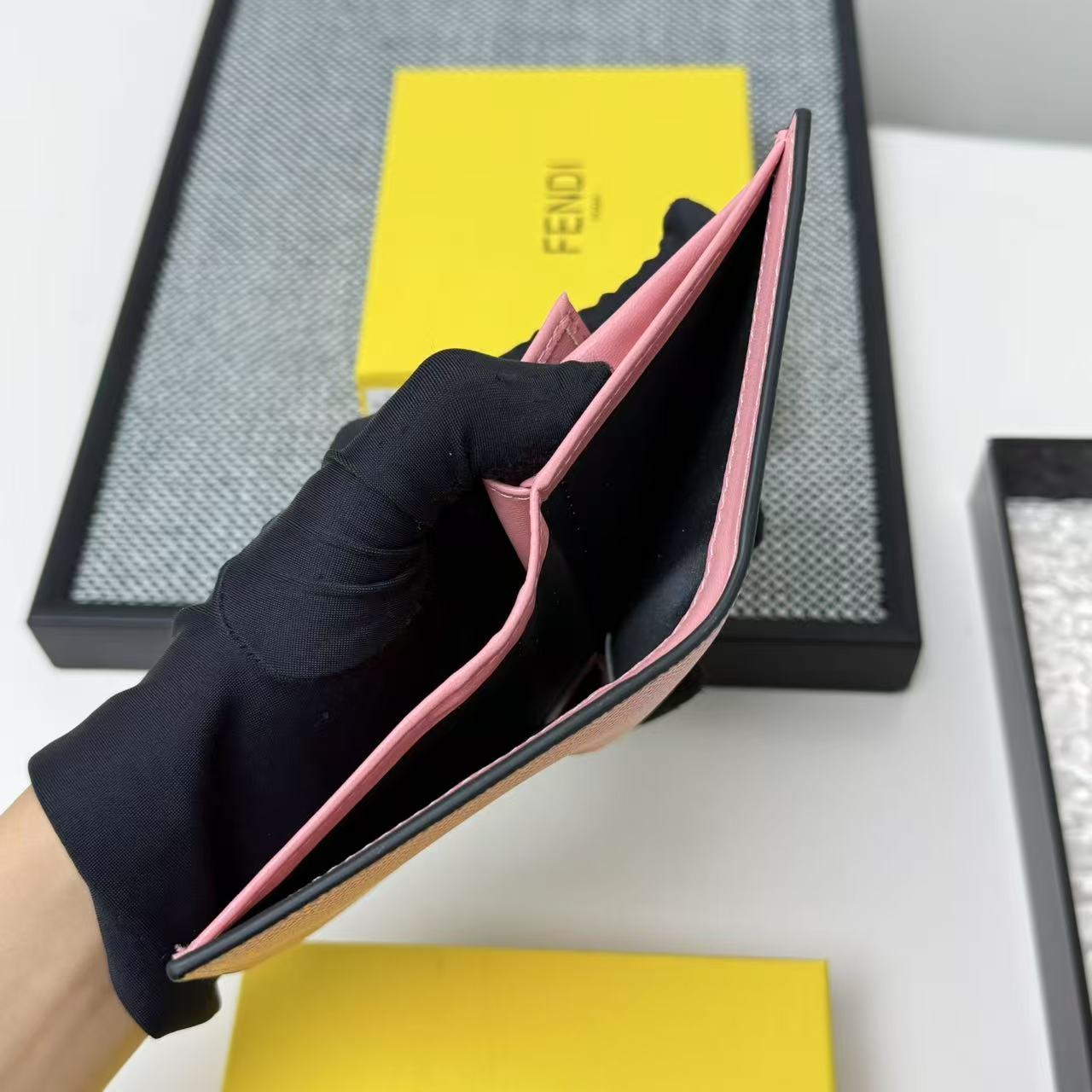FENDI芬迪 F is Fendi 金标Logo双折翻盖 小牛皮 钱包卡包 女款 黑色,粉色,灰色,棕