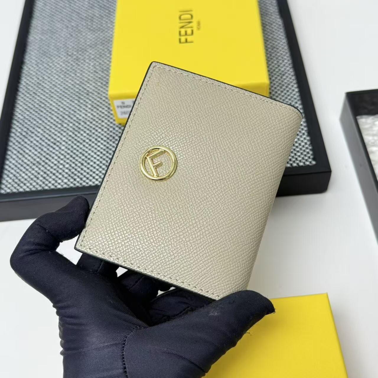 FENDI芬迪 F is Fendi 金标Logo双折翻盖 小牛皮 钱包卡包 女款 黑色,粉色,灰色,棕