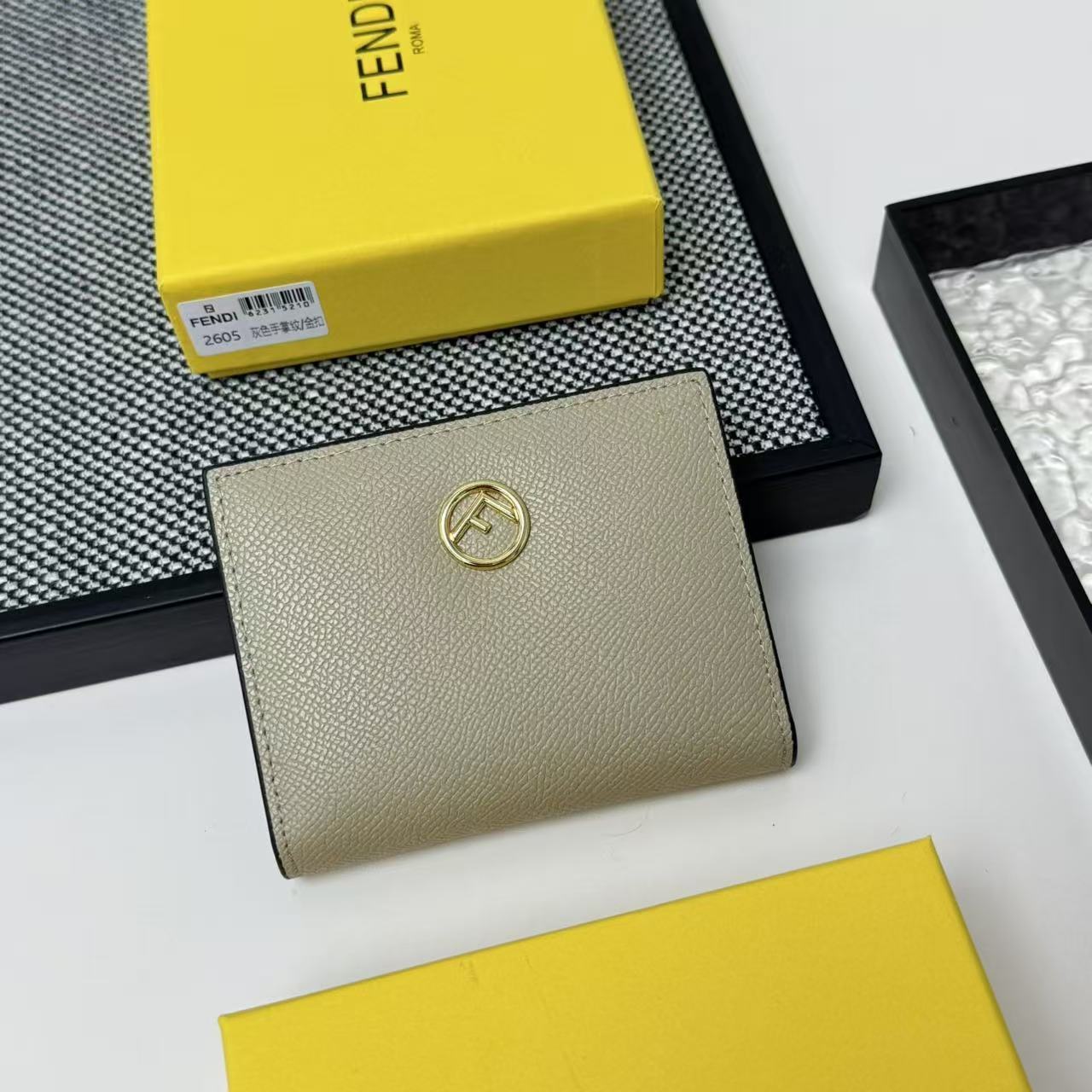 FENDI芬迪 F is Fendi 金标Logo双折翻盖 小牛皮 钱包卡包 女款 黑色,粉色,灰色,棕