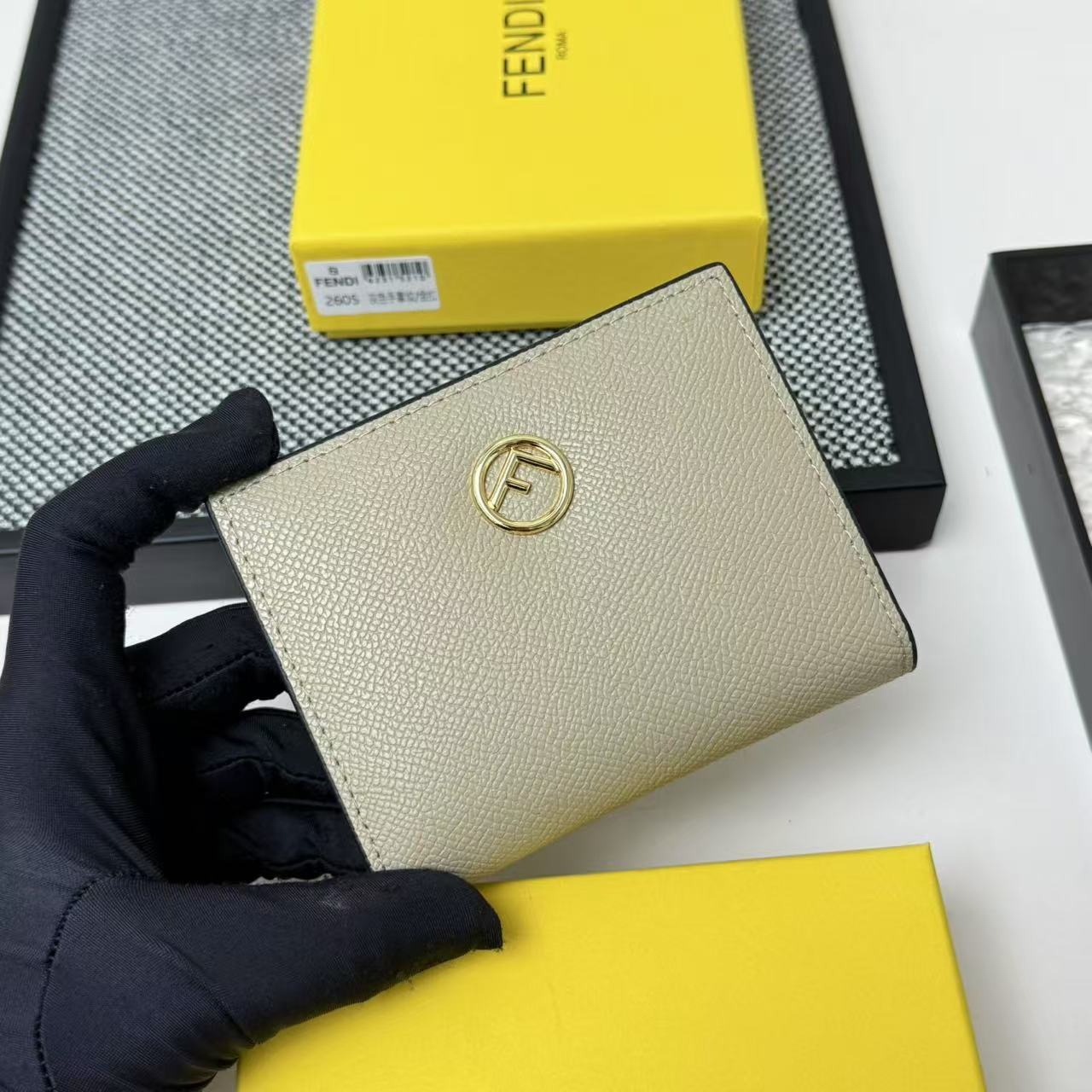 FENDI芬迪 F is Fendi 金标Logo双折翻盖 小牛皮 钱包卡包 女款 黑色,粉色,灰色,棕
