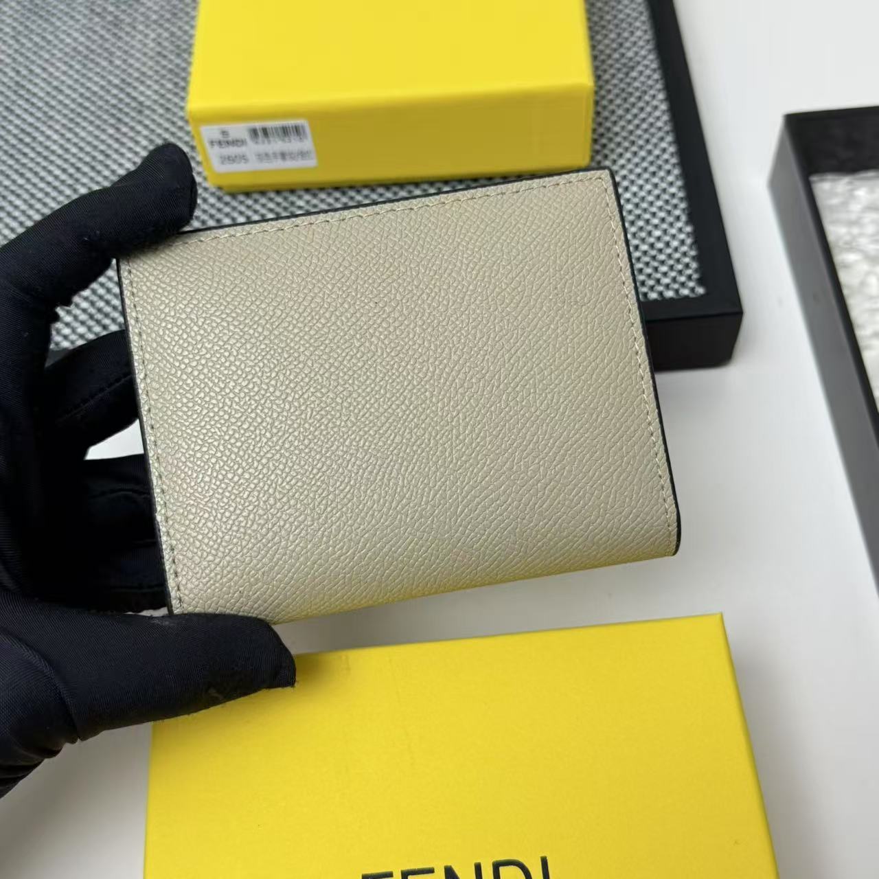 FENDI芬迪 F is Fendi 金标Logo双折翻盖 小牛皮 钱包卡包 女款 黑色,粉色,灰色,棕