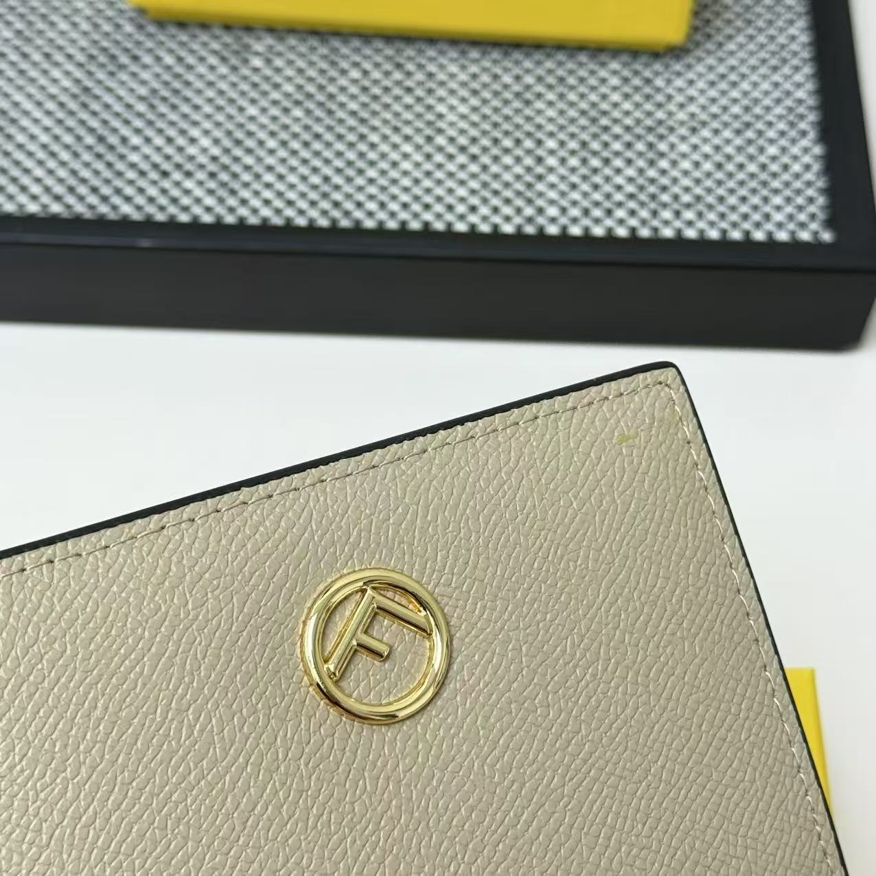 FENDI芬迪 F is Fendi 金标Logo双折翻盖 小牛皮 钱包卡包 女款 黑色,粉色,灰色,棕