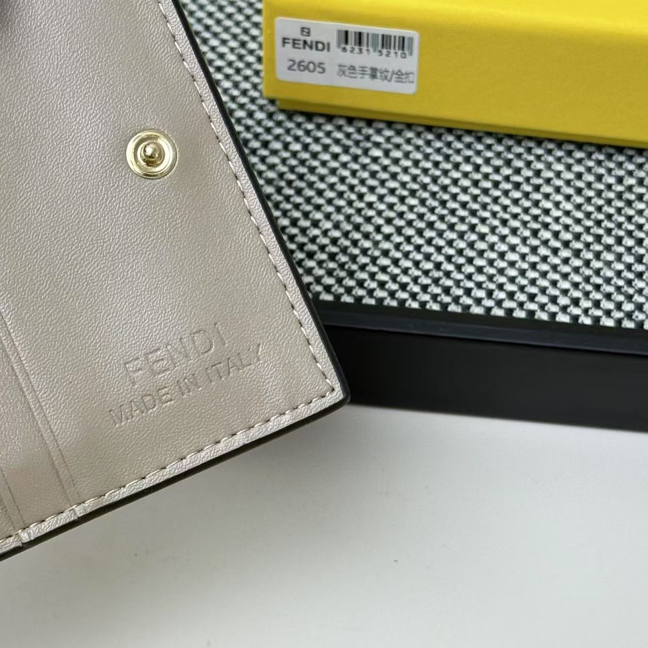 FENDI芬迪 F is Fendi 金标Logo双折翻盖 小牛皮 钱包卡包 女款 黑色,粉色,灰色,棕
