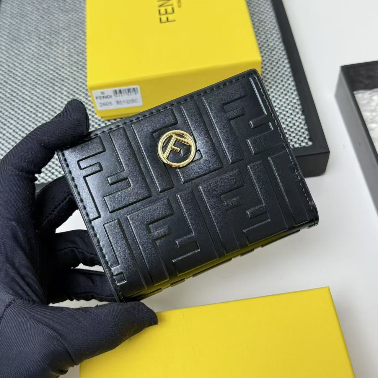 FENDI芬迪 F is Fendi 金标Logo双折翻盖 小牛皮 钱包卡包 女款 黑色,粉色,灰色,棕