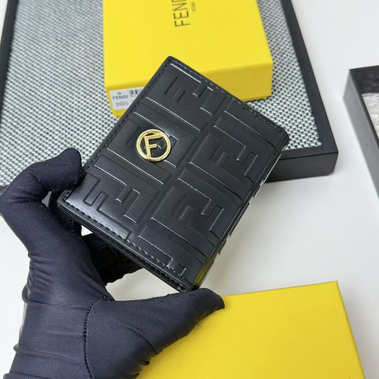 FENDI芬迪 F is Fendi 金标Logo双折翻盖 小牛皮 钱包卡包 女款 黑色,粉色,灰色,棕