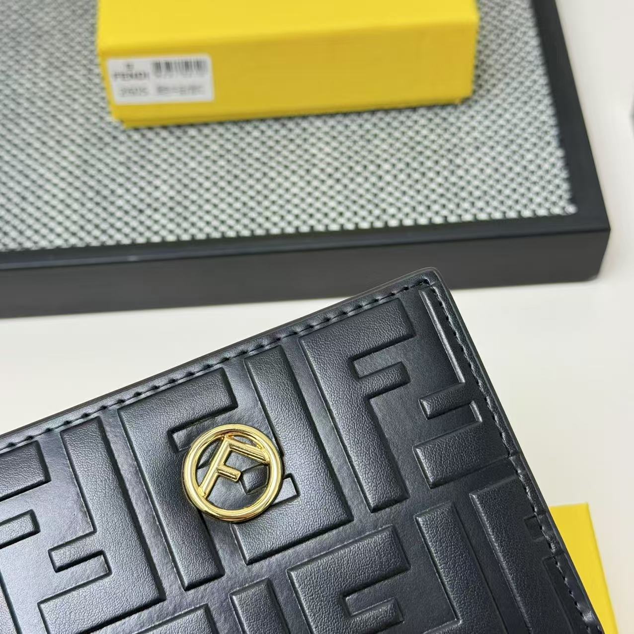 FENDI芬迪 F is Fendi 金标Logo双折翻盖 小牛皮 钱包卡包 女款 黑色,粉色,灰色,棕