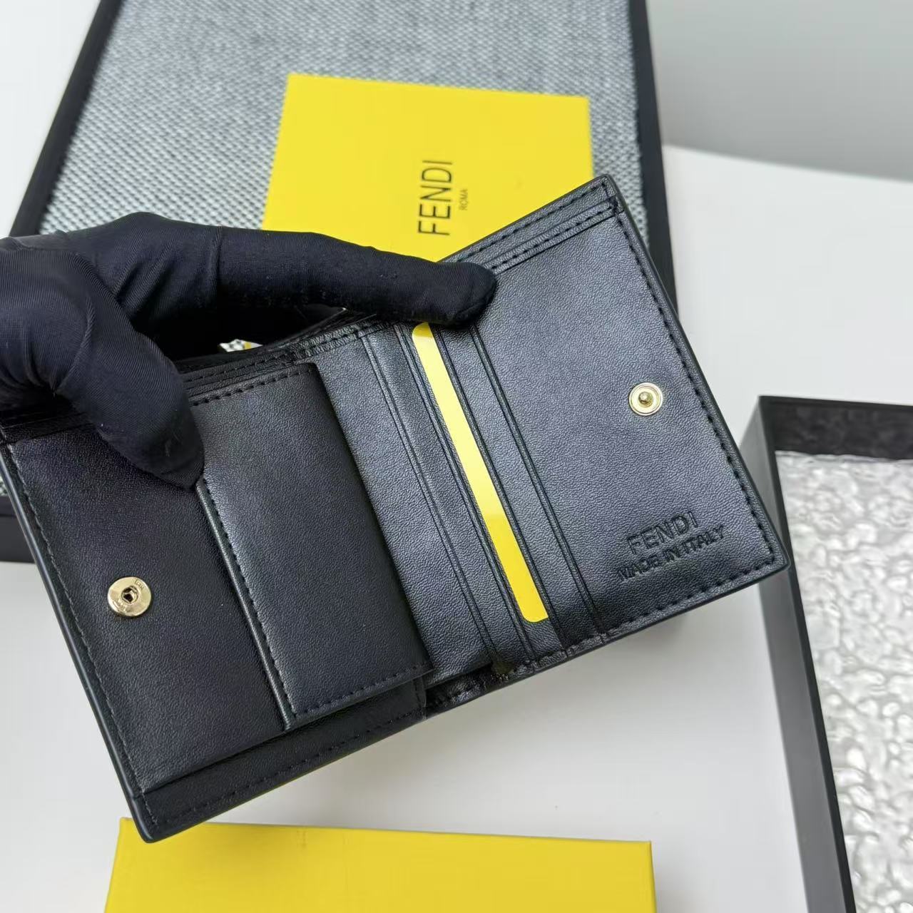 FENDI芬迪 F is Fendi 金标Logo双折翻盖 小牛皮 钱包卡包 女款 黑色,粉色,灰色,棕