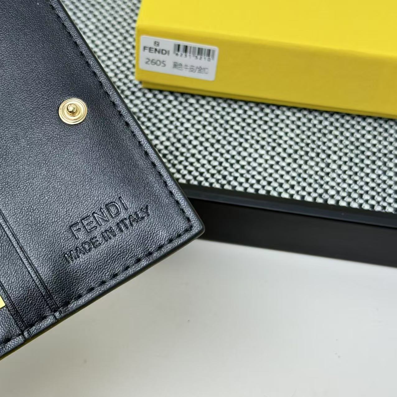 FENDI芬迪 F is Fendi 金标Logo双折翻盖 小牛皮 钱包卡包 女款 黑色,粉色,灰色,棕