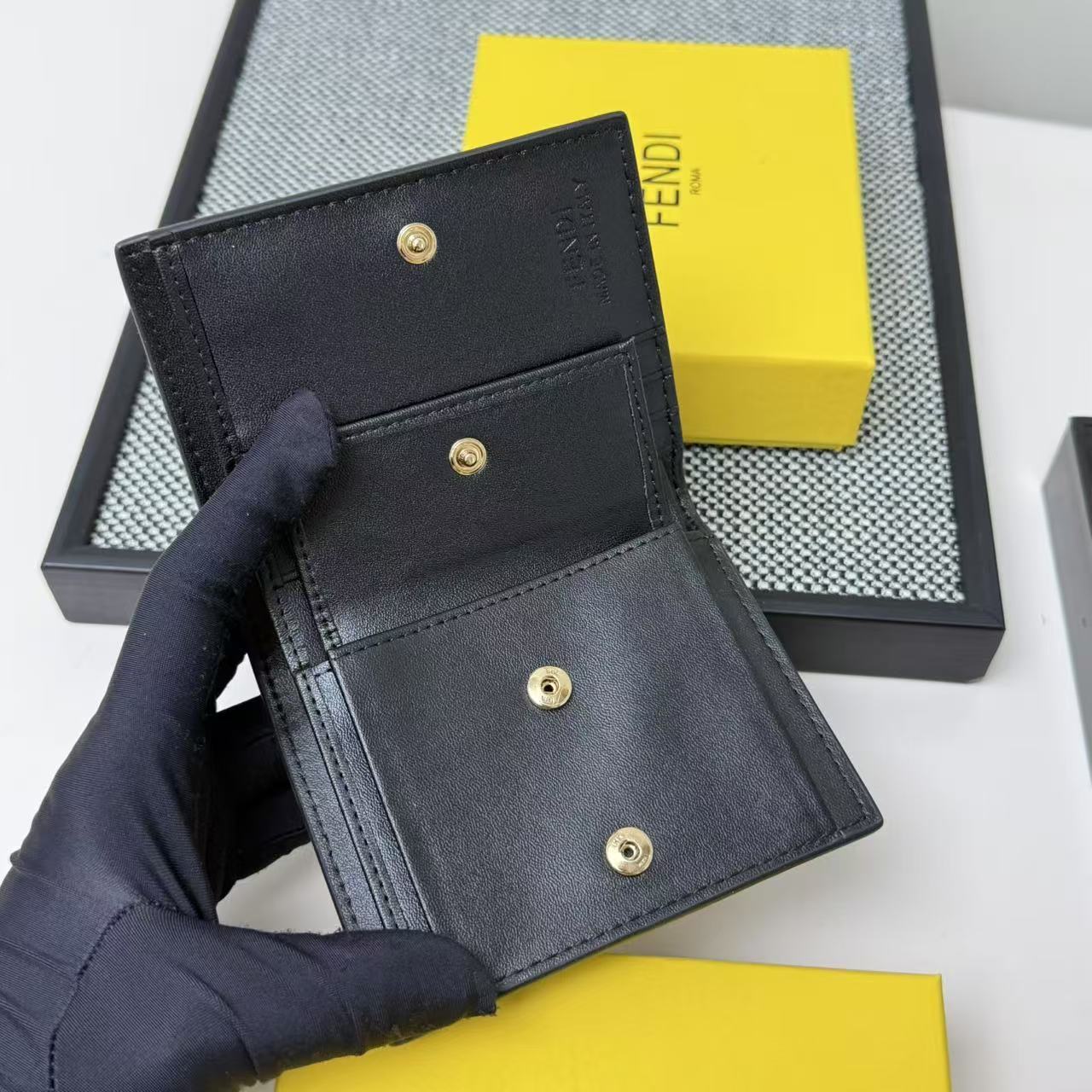 FENDI芬迪 F is Fendi 金标Logo双折翻盖 小牛皮 钱包卡包 女款 黑色,粉色,灰色,棕