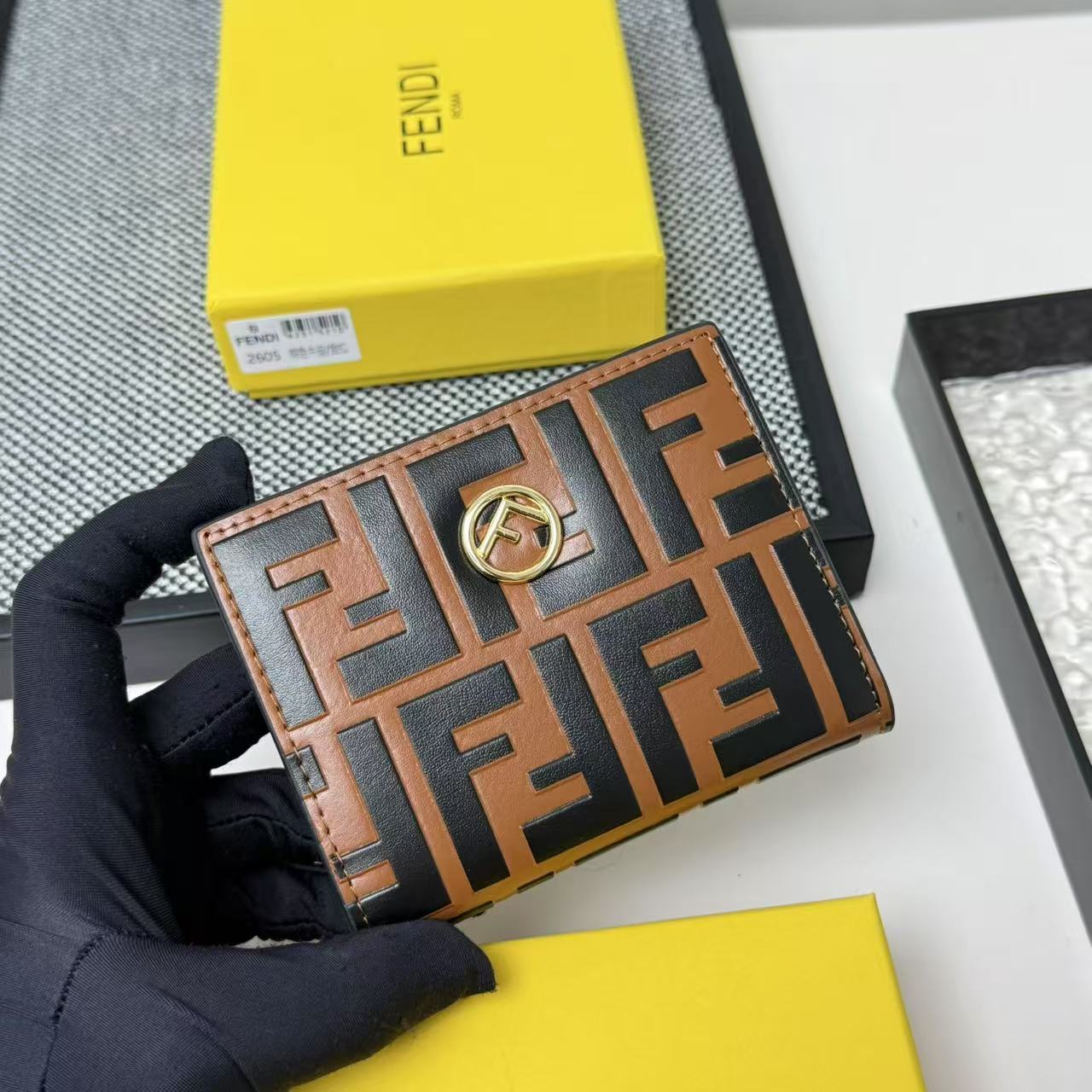 FENDI芬迪 F is Fendi 金标Logo双折翻盖 小牛皮 钱包卡包 女款 黑色,粉色,灰色,棕