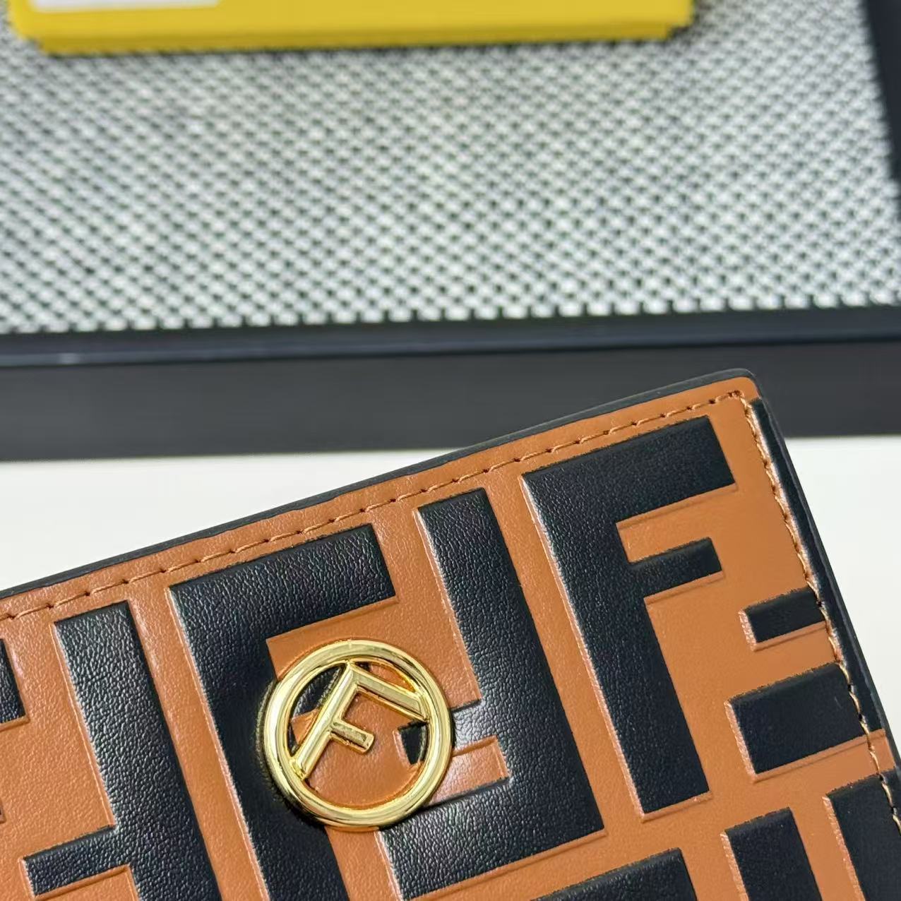FENDI芬迪 F is Fendi 金标Logo双折翻盖 小牛皮 钱包卡包 女款 黑色,粉色,灰色,棕