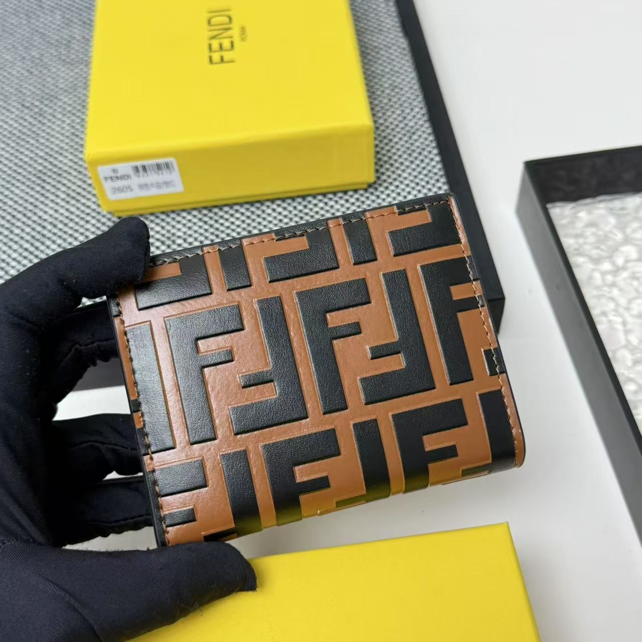 FENDI芬迪 F is Fendi 金标Logo双折翻盖 小牛皮 钱包卡包 女款 黑色,粉色,灰色,棕