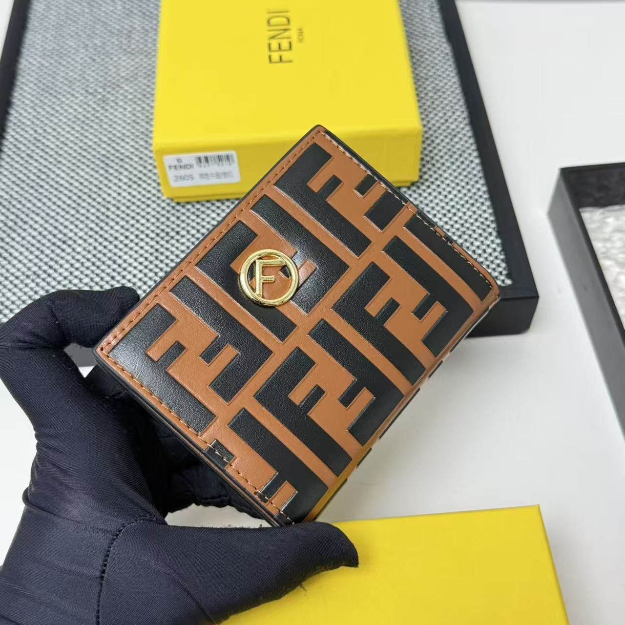 FENDI芬迪 F is Fendi 金标Logo双折翻盖 小牛皮 钱包卡包 女款 黑色,粉色,灰色,棕