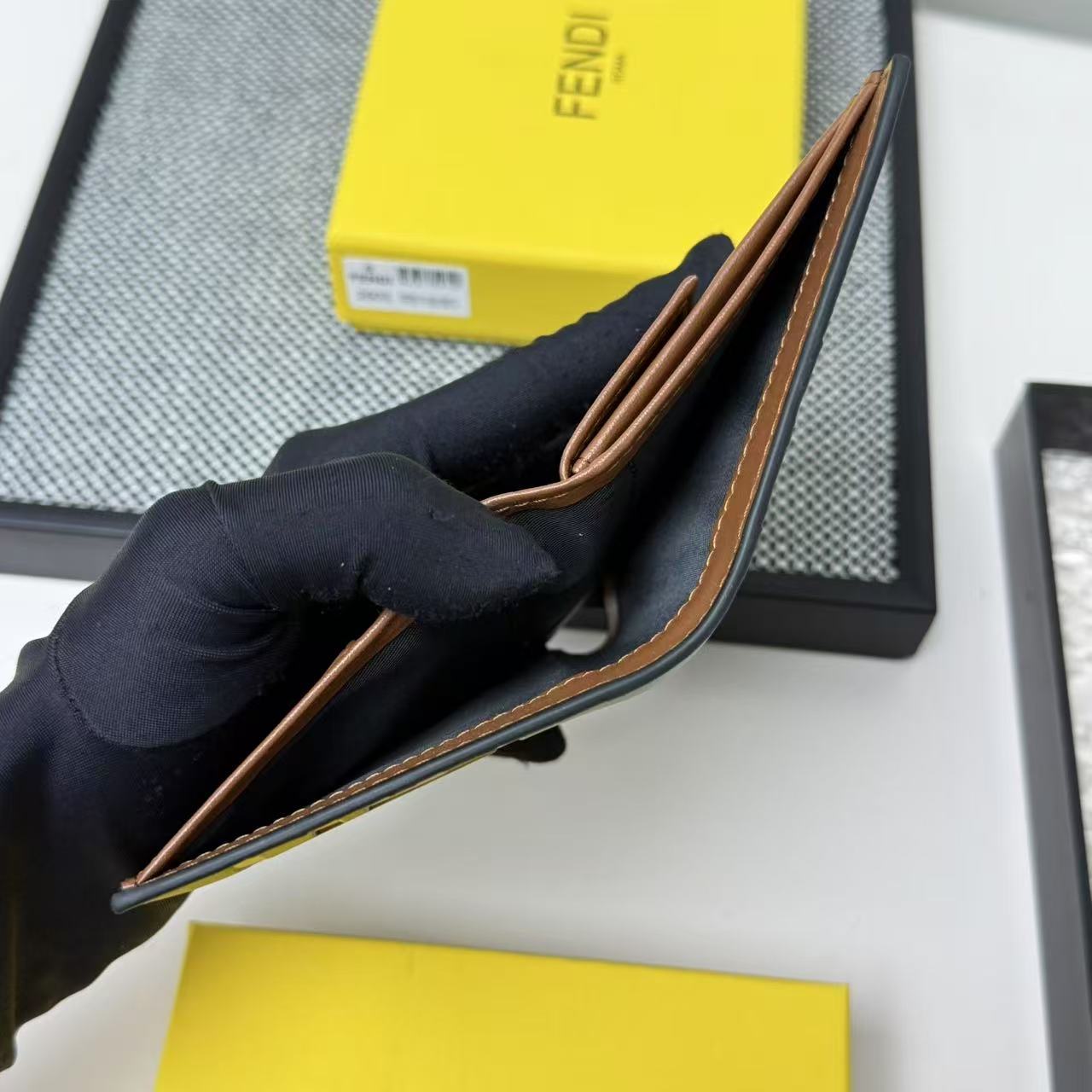 FENDI芬迪 F is Fendi 金标Logo双折翻盖 小牛皮 钱包卡包 女款 黑色,粉色,灰色,棕