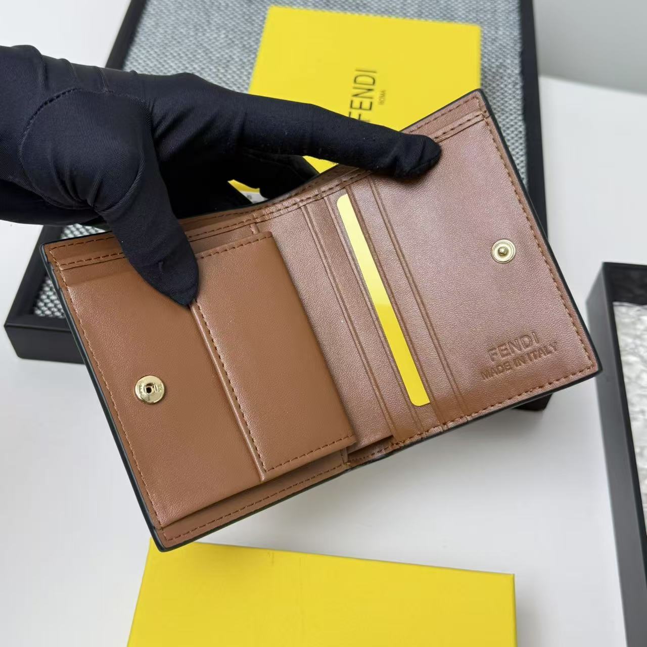 FENDI芬迪 F is Fendi 金标Logo双折翻盖 小牛皮 钱包卡包 女款 黑色,粉色,灰色,棕