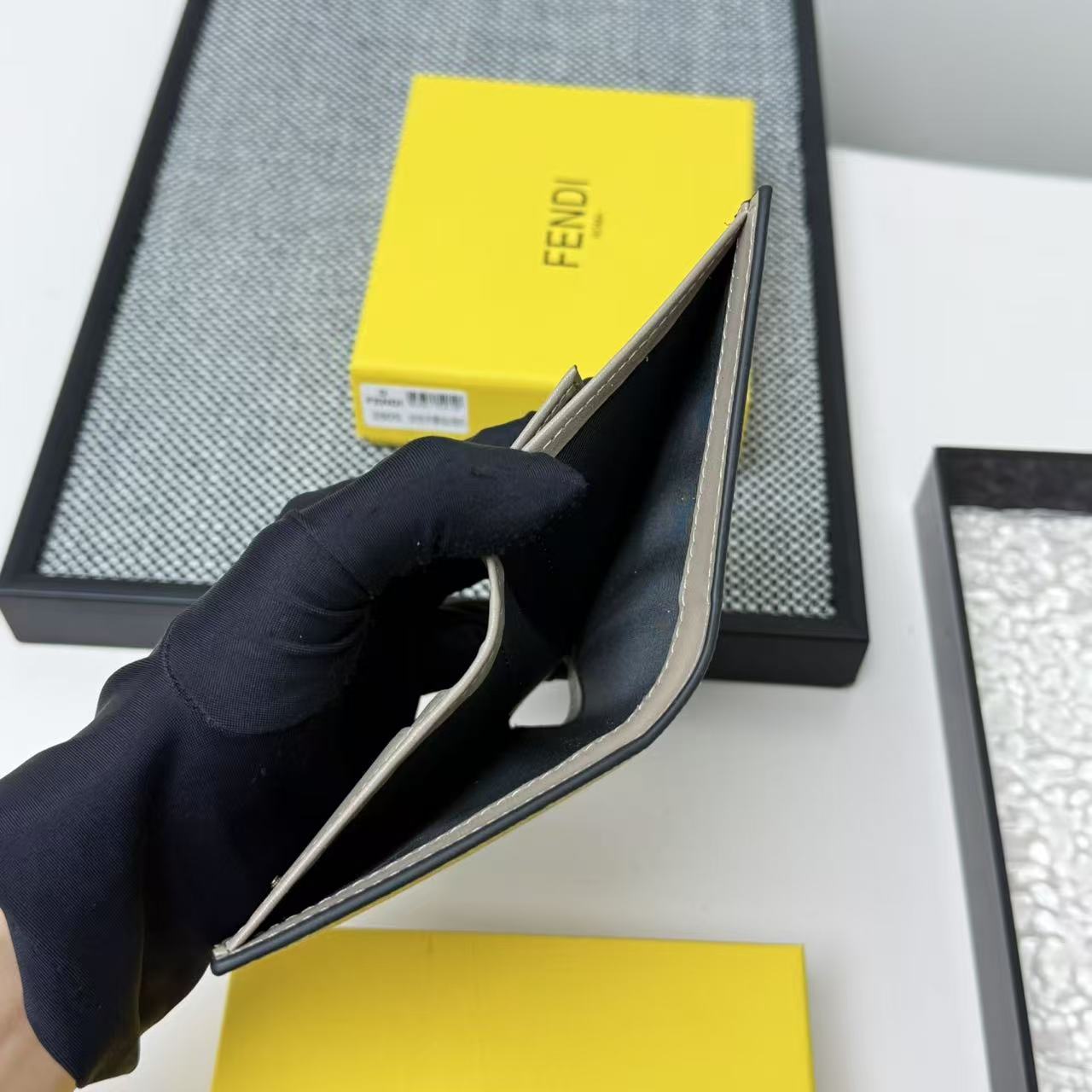 FENDI芬迪 F is Fendi 金标Logo双折翻盖 小牛皮 钱包卡包 女款 黑色,粉色,灰色,棕
