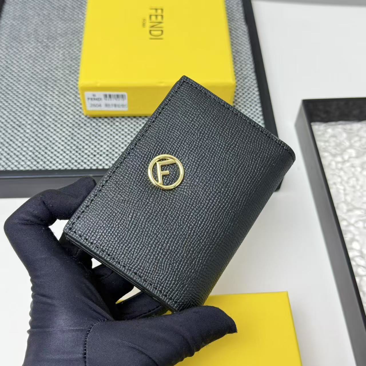 FENDI芬迪 F is Fendi 金标Logo老花FF图案双折翻盖 小牛皮 钱包卡包 女款 棕色,黑