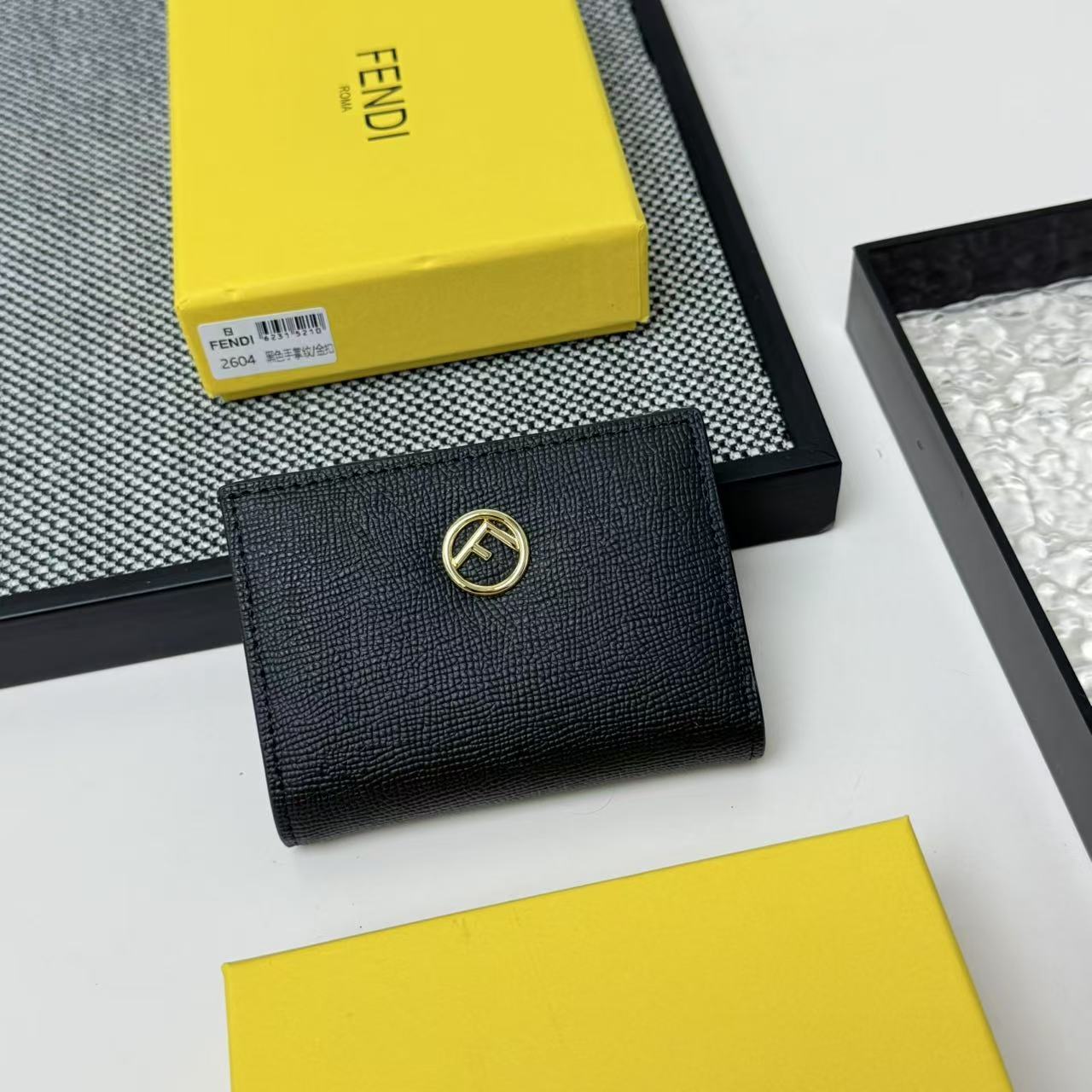 FENDI芬迪 F is Fendi 金标Logo老花FF图案双折翻盖 小牛皮 钱包卡包 女款 棕色,黑