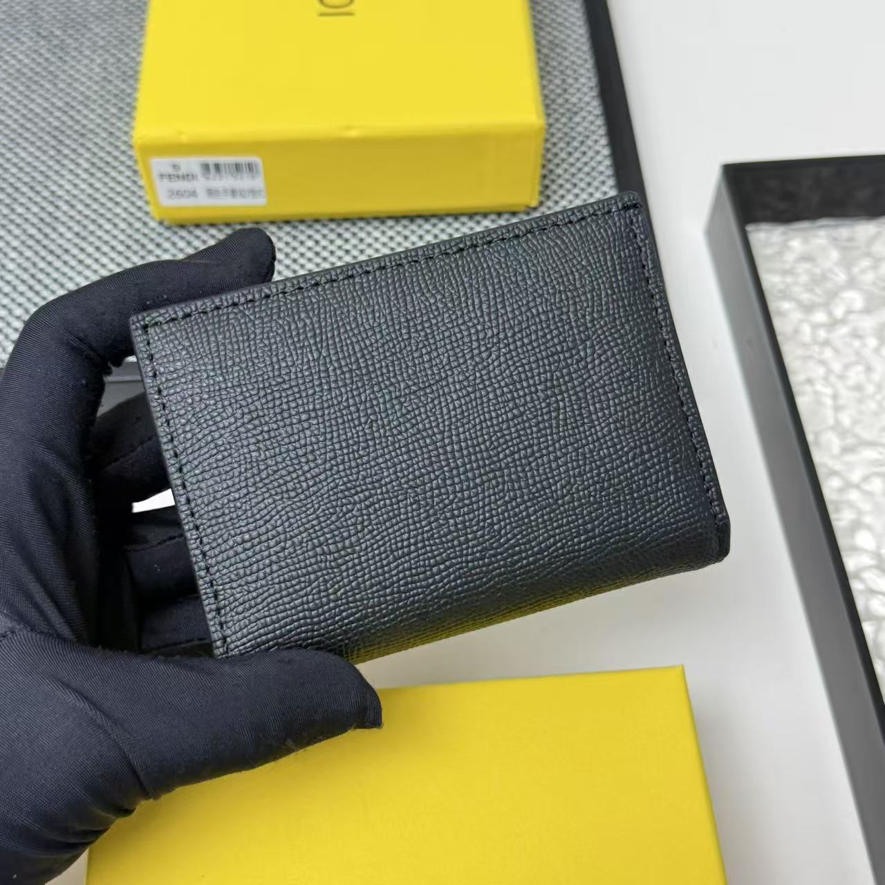 FENDI芬迪 F is Fendi 金标Logo老花FF图案双折翻盖 小牛皮 钱包卡包 女款 棕色,黑