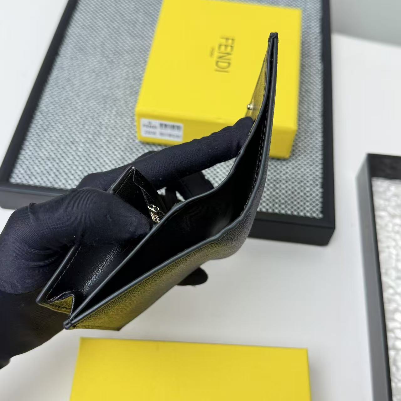 FENDI芬迪 F is Fendi 金标Logo老花FF图案双折翻盖 小牛皮 钱包卡包 女款 棕色,黑